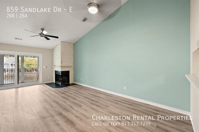 Foto del edificio - 859 Sandlake Dr