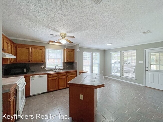 Building Photo - 3 br, 2 bath House - 18063 Autumn Leaves Dr.