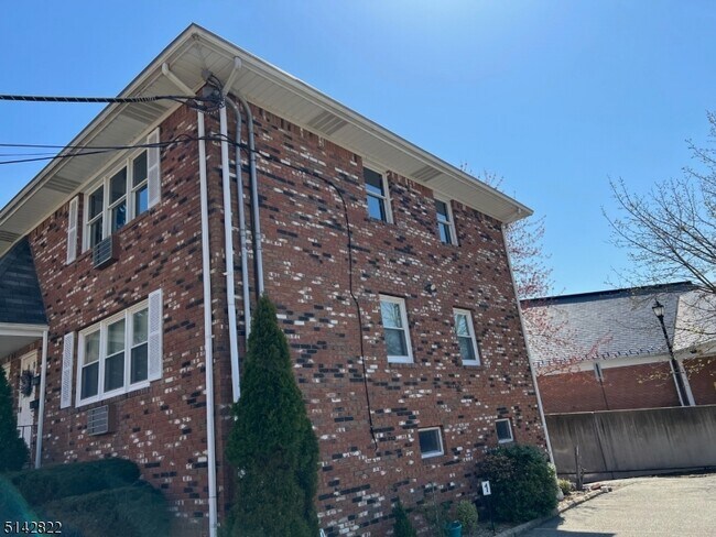 Building Photo - 506 Wanaque Ave