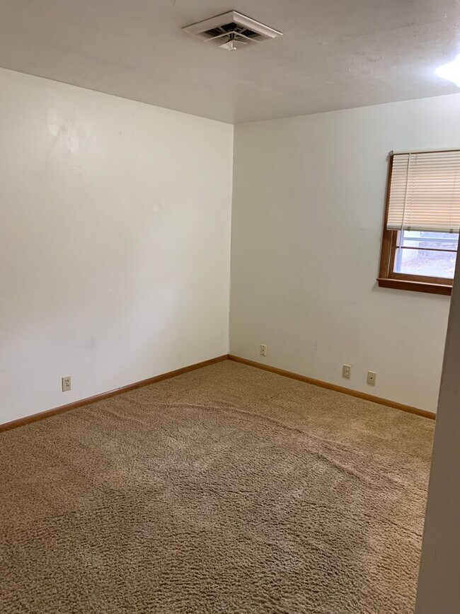 Foto del edificio - 3 Bedroom, 1 Bathroom One Level Home Centr...