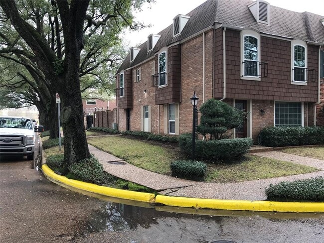 Building Photo - 500 N Post Oak Ln