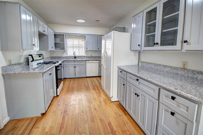 Building Photo - 950 Lamonte Ln