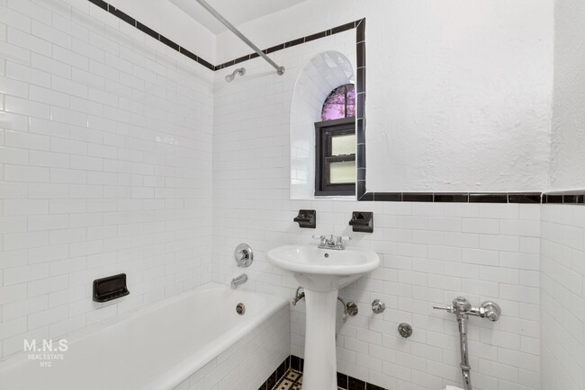 Foto del edificio - 2728 Henry Hudson Parkway East