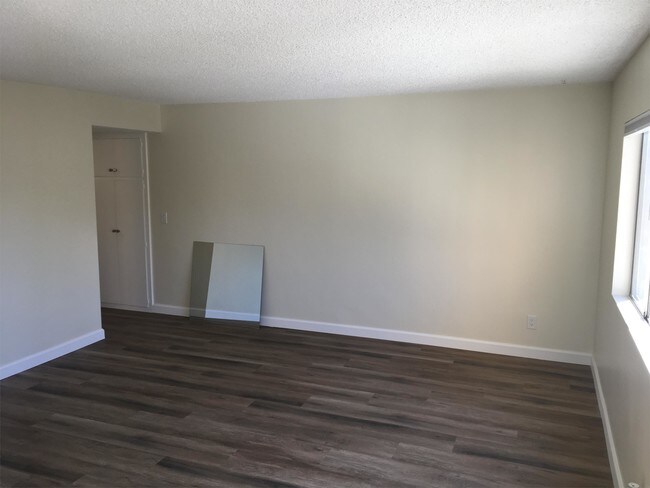 Foto del edificio - 1300 W Victoria Ave