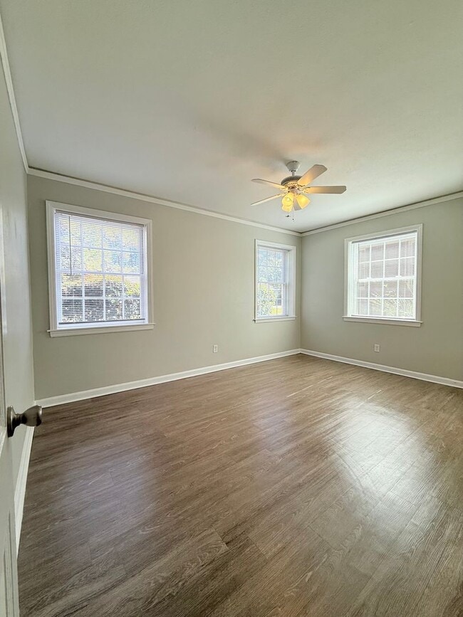 Foto del edificio - Downstairs Unit - Next to Habersham Village!