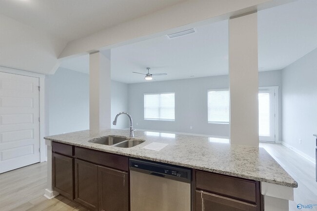 Foto del edificio - 6405 Upchurch Dr