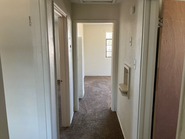 Building Photo - Move in ready home! HUD Approved