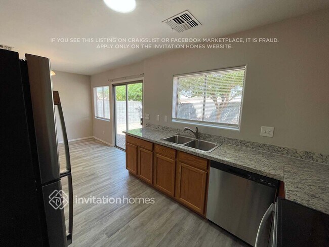 Foto del edificio - 1532 W Burgess Ln