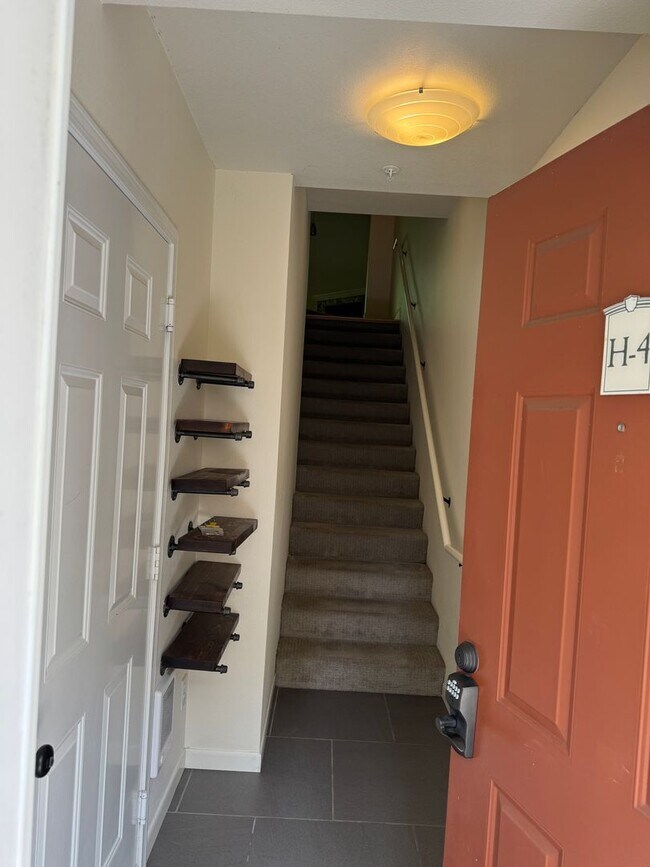 Foto del edificio - Gorgeous Townhome with W/S/G AND Gas!