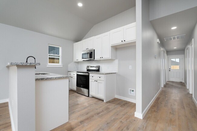 Building Photo - Move-In Ready Gem with No Application Fee!