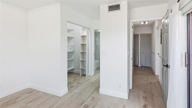 Building Photo - 23048 Oxford Pl