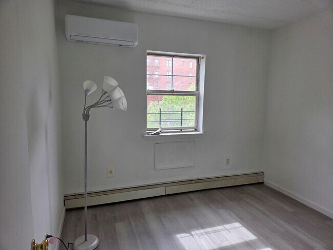 Foto del edificio - 832 Bryant Ave