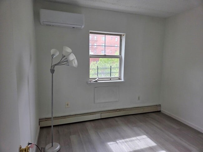 Building Photo - 832 Bryant Ave