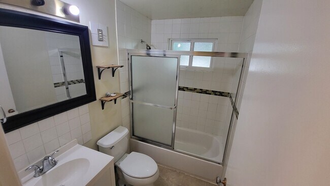 Building Photo - 943 165th Ave SE Bellevue, WA 98008 $2,500...