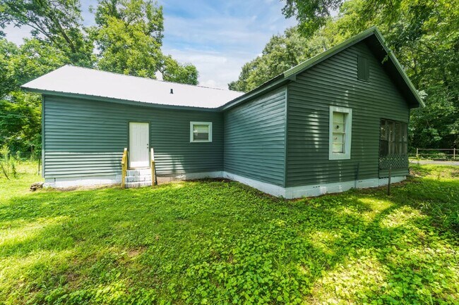 Building Photo - Cozy, Stylish, and Newly Renovated in the ...