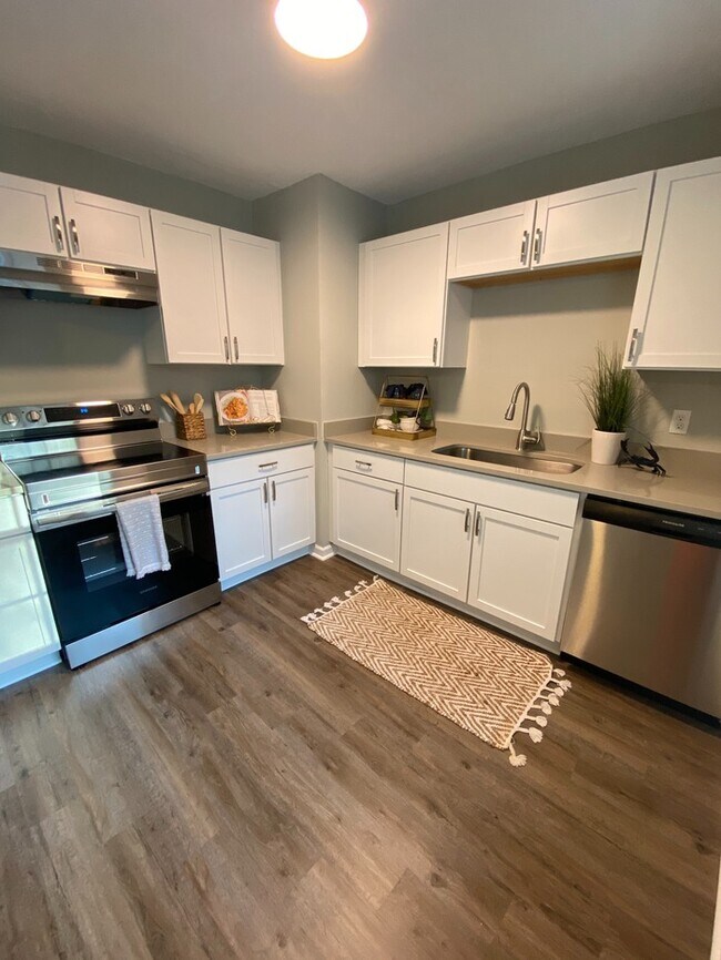 Foto del edificio - Charming 4 Bedroom with Fenced Backyard!