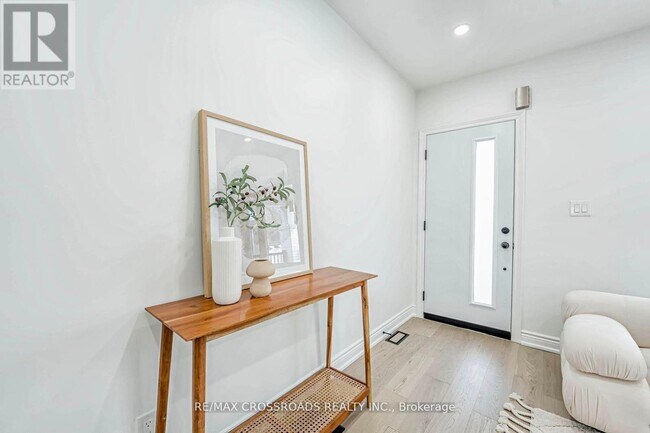 Building Photo - 548 Glebeholme Blvd