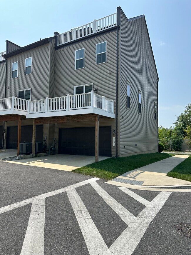 Building Photo - 131 Albany Pl