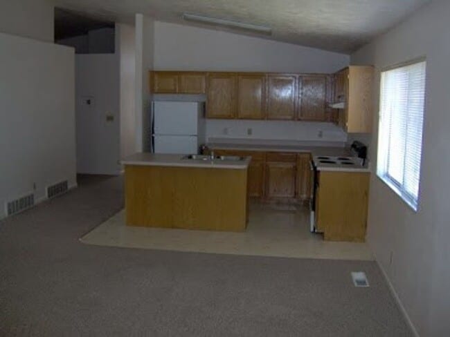 Building Photo - 3 Bedroom, 2 Bathroom Home on Truman Drive