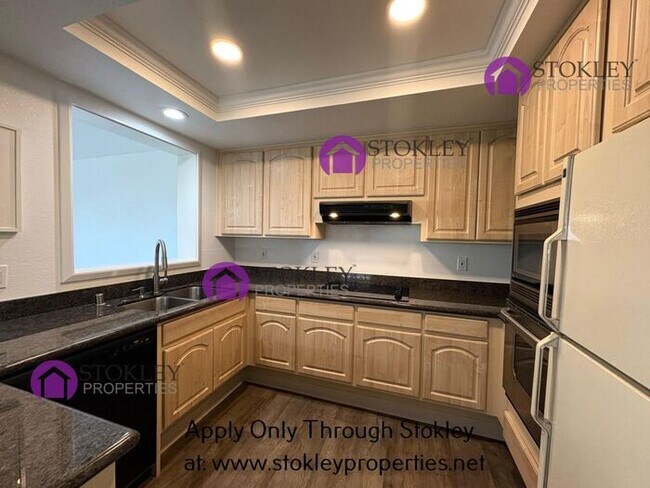 Foto del edificio - 1317 Canyonwood Ct