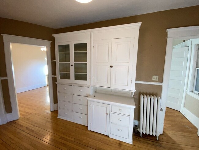 Building Photo - 1 Bed 1 Bath Historic Preserved Douglas Ap...