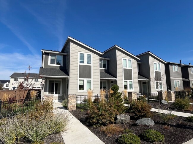 Foto del edificio - Beautiful 3 Bed/2.5 Bath Townhome - Community Pool and Fitness Center!