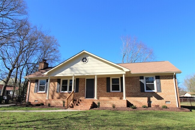 Building Photo - Remodeled Ranch Home in Steele Creek!