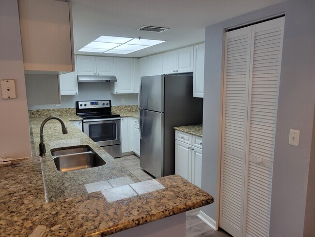 Foto del edificio - 1400 Crestwood Ct S