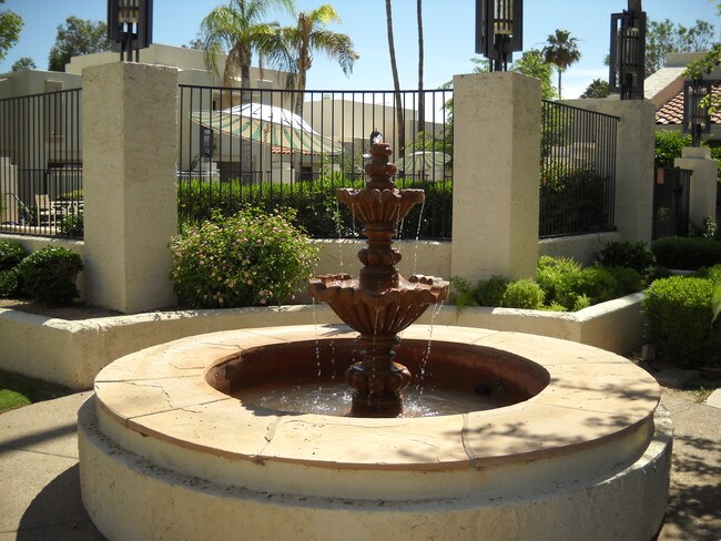 Building Photo - 735 E Lola Dr