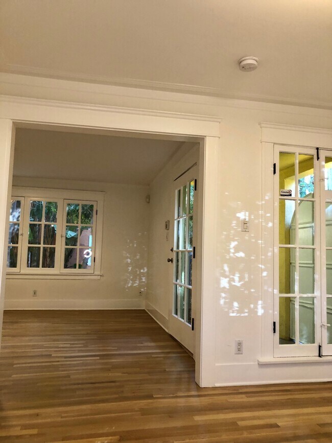 Foto del edificio - 2044 N Highland Ave