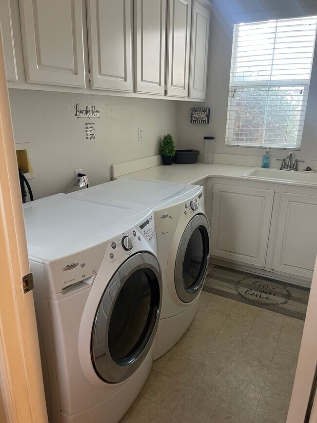 Foto del edificio - 33965 Impatien Pl