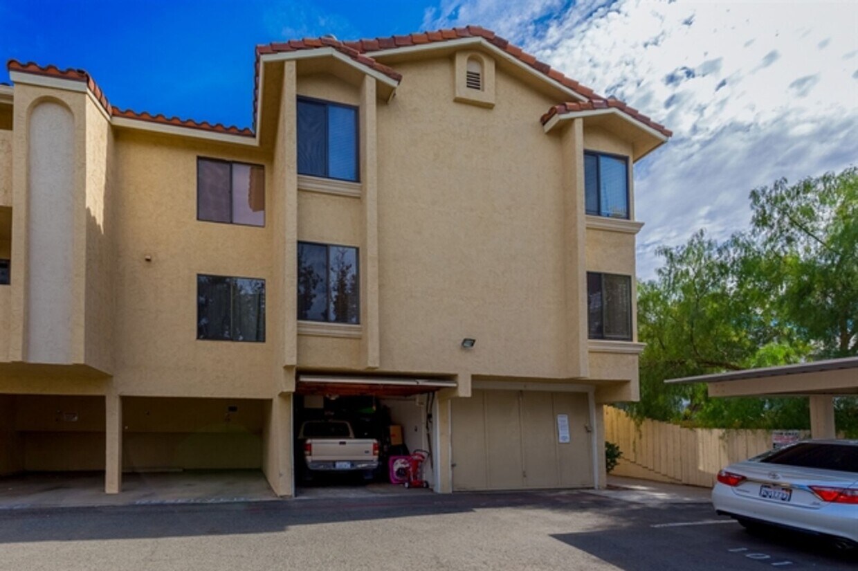 Foto principal - Available Now 2Br 1 Ba Condo with 1c garage