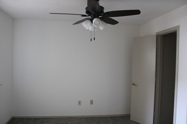 Building Photo - 2021 Towngate Dr