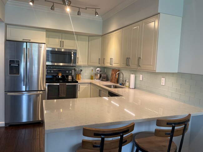 Kitchen - 1001 N Randolph St