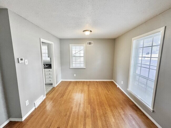 Foto del edificio - 4936 Leven Rd
