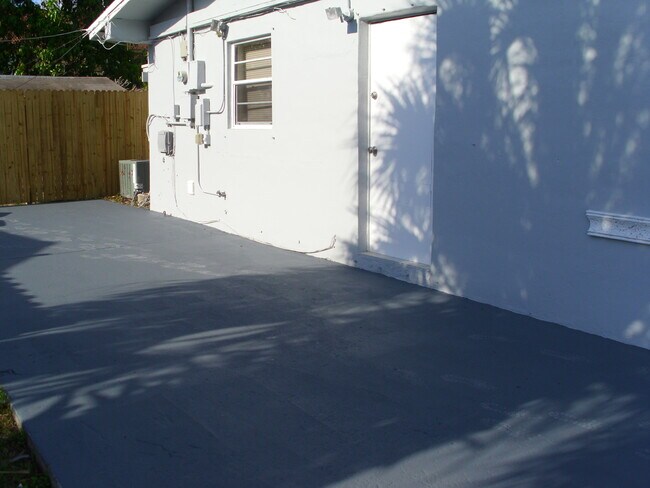 Building Photo - 5567 SW 6th St