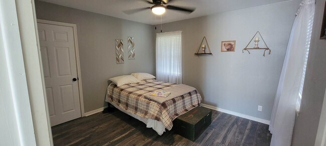 Foto del edificio - 1024 N Spring St