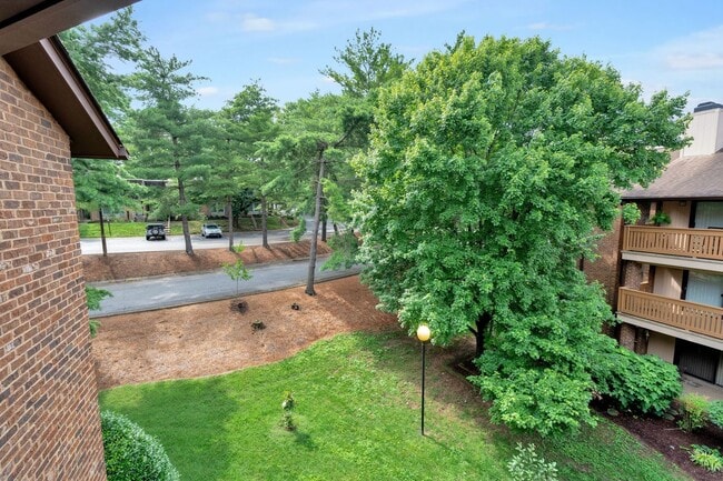 Building Photo - **A RARE FIND - GREEN HILLS CONDO WITH QUI...