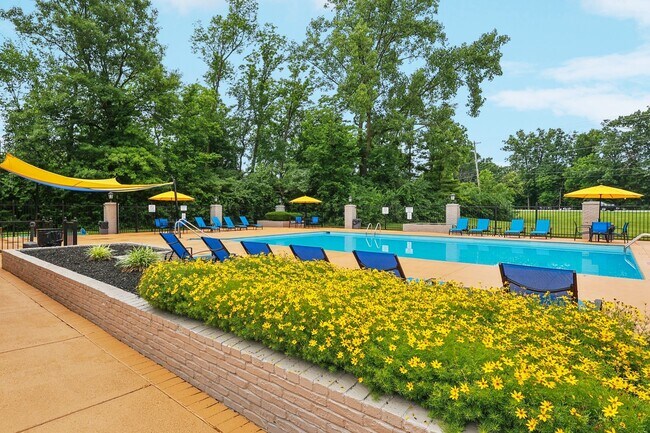 Building Photo - Hunters Chase