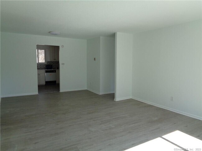 Foto del edificio - 70 High Path Rd