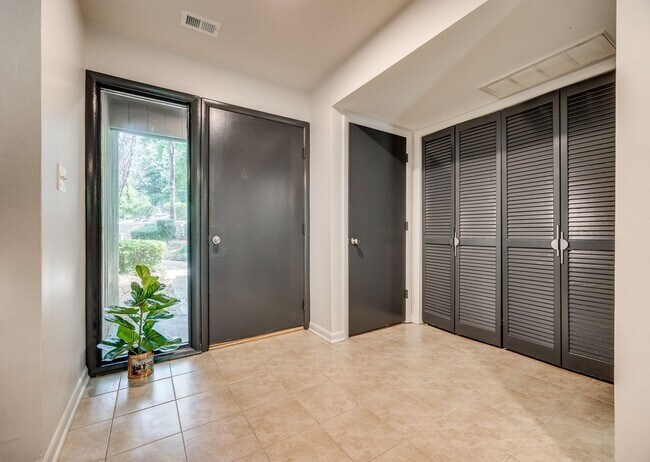 Building Photo - Great Condo in River HIlls!