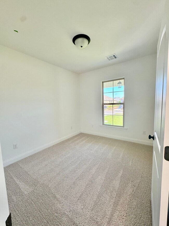 Foto del edificio - 4 Bed 2 Full baths