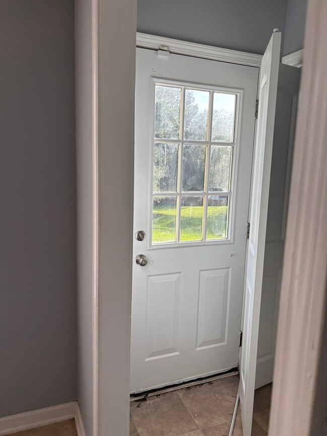 Building Photo - Quiet Neighborhood