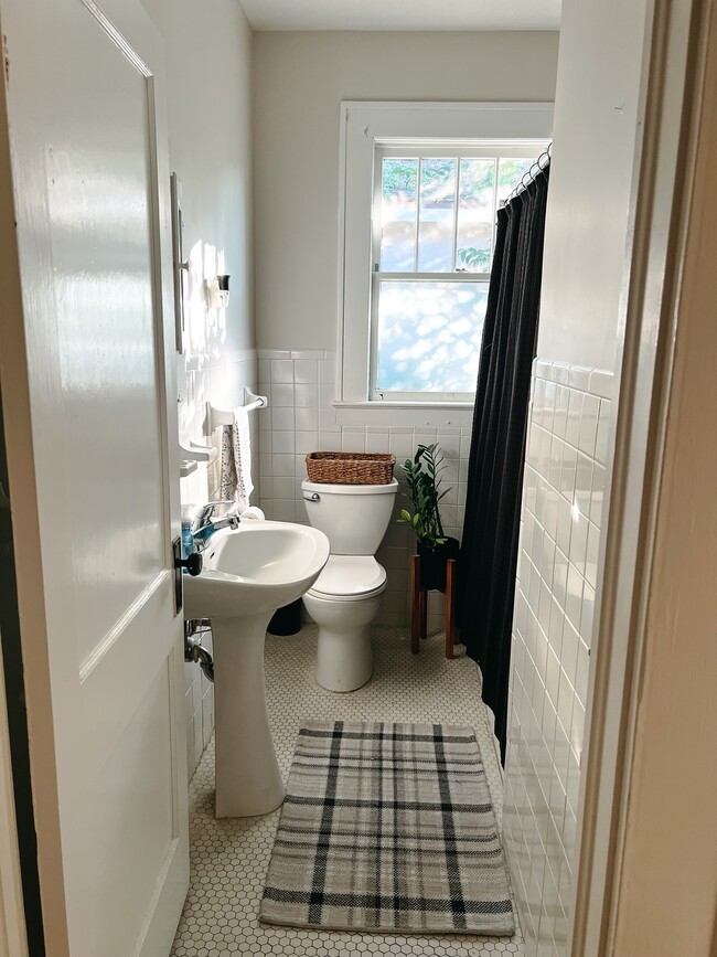 Guest Bath - 4539 Post St
