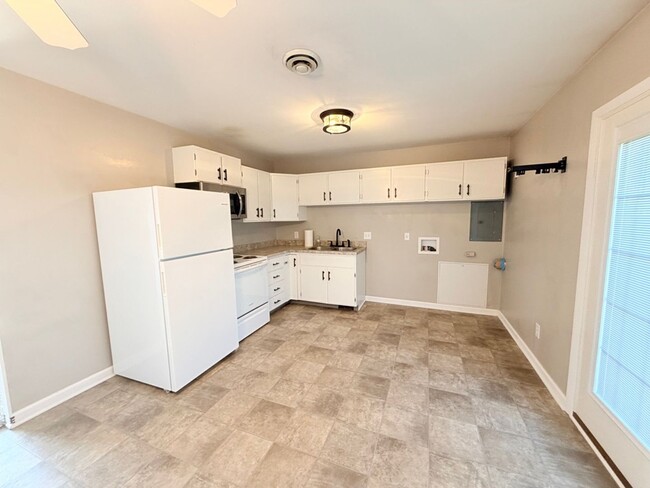 Building Photo - 620 High School Dr