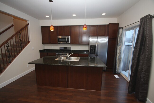 Building Photo - 3 Bedroom Townhouse in East Anchorage!