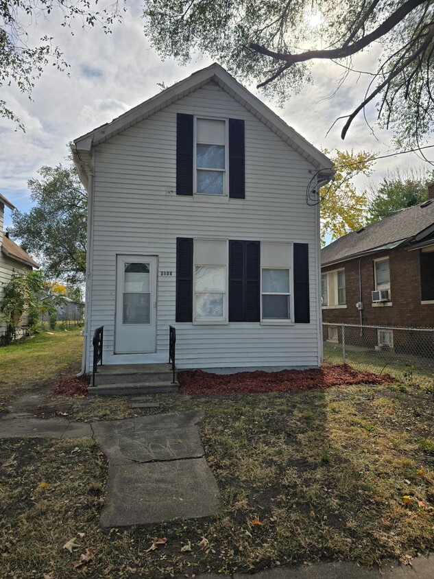 Primary Photo - 2104 W Garden St