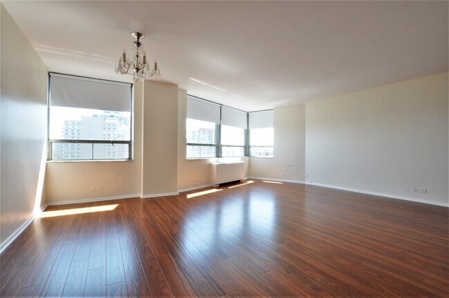 Building Photo - 5701 N Sheridan Rd