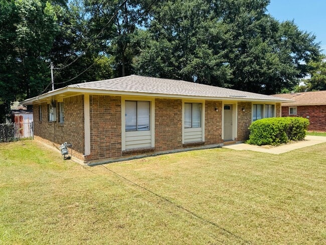 Building Photo - Cozy Meets Spacious: 4BR/2BA with Bonus De...