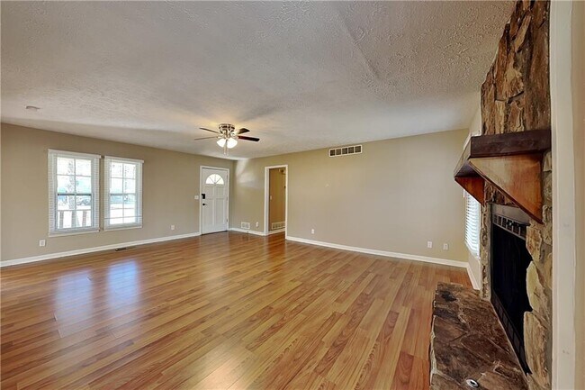 Building Photo - 1606 Shadowbrook Dr